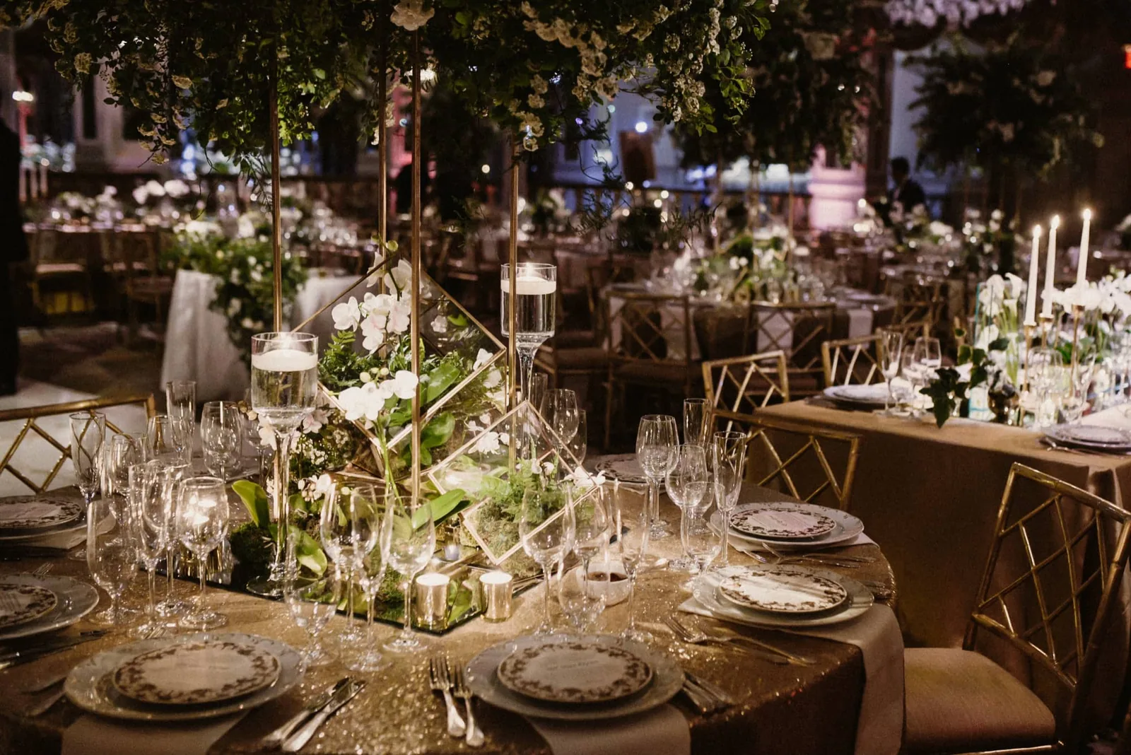 Festlich gedeckte Tafel mit Blumenschmuck und Kerzen