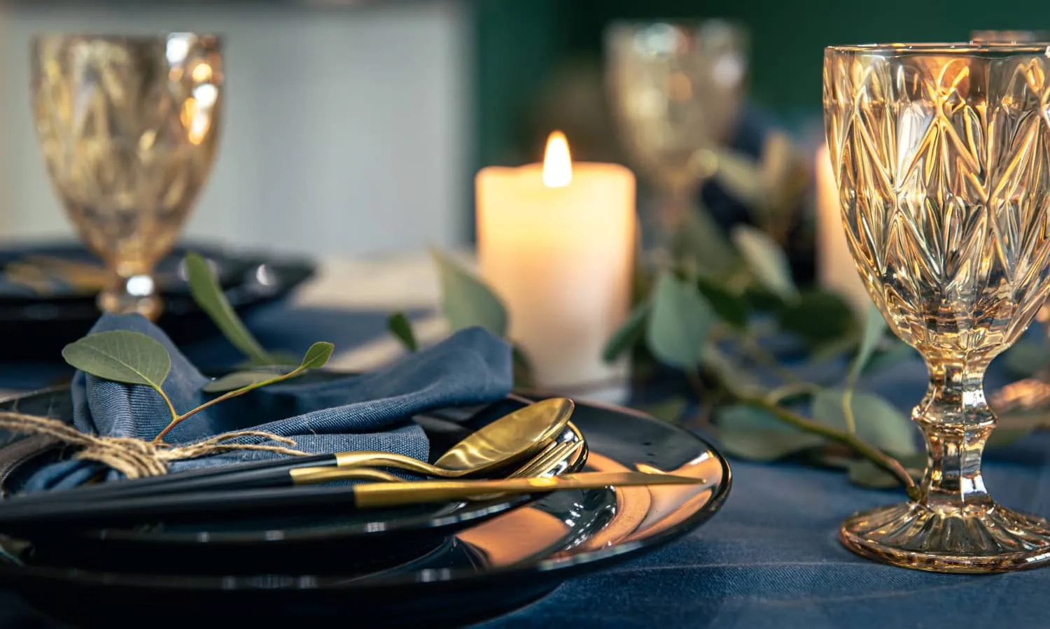 Gedeckter Tisch mit Kerze und Kristallglas