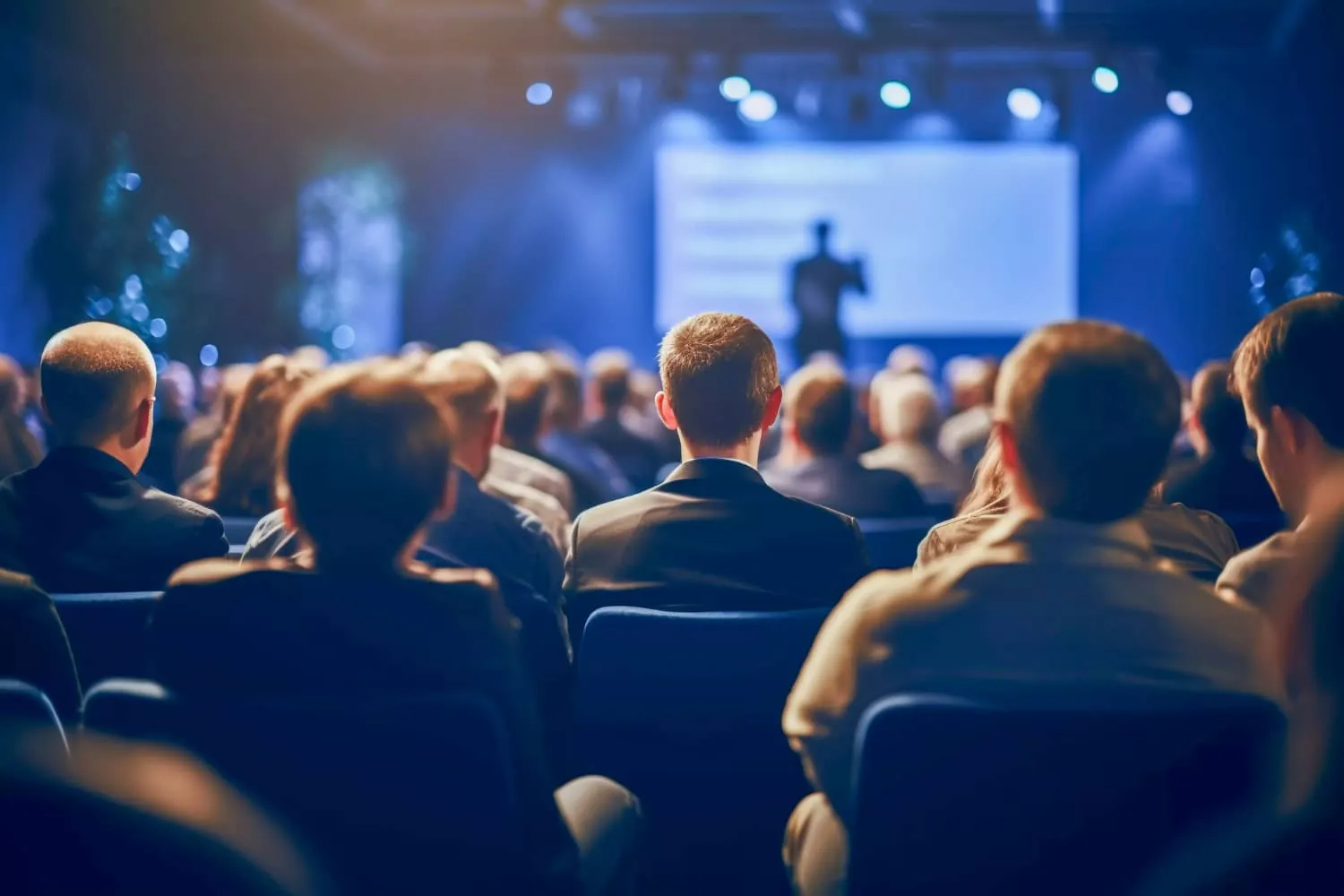 Publikum bei einer Konferenz mit Bühnenbeleuchtung