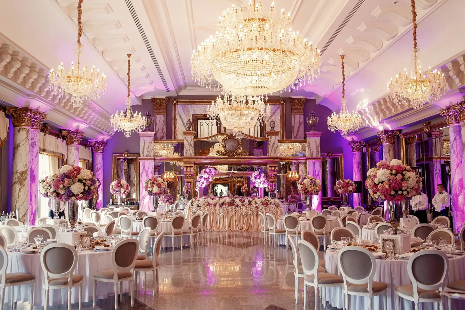 Festsaal mit Kronleuchtern