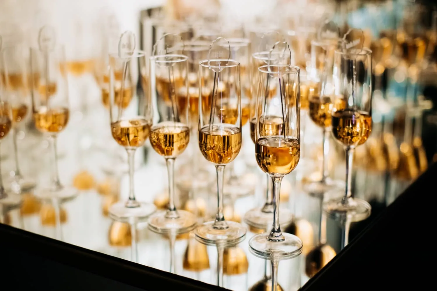 Champagnergläser im goldenen Licht